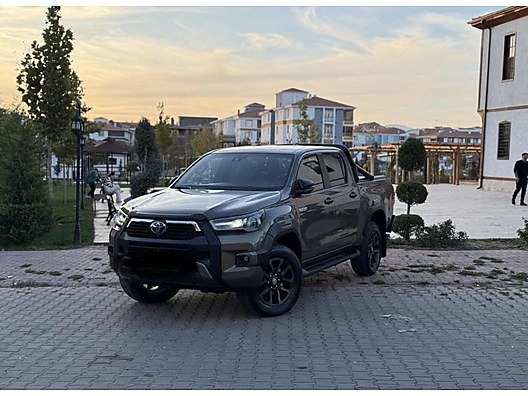 2025 TOYOTA HİLUX İNVİNCİBLE HATASIZ BOYASIZ 12.000KM %20 FATURA