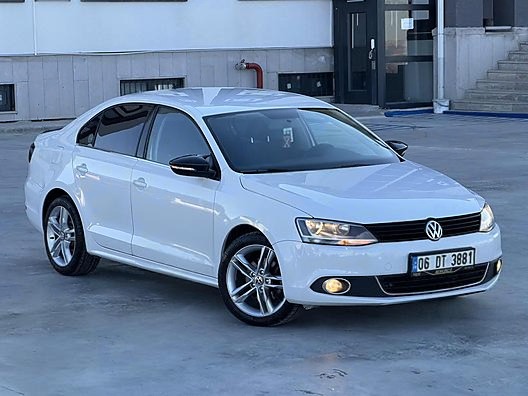 HATASIZ AYARINDA OTOMATİK JETTA BENZİNLİ DÜŞÜK KM/KREDİ KARTI